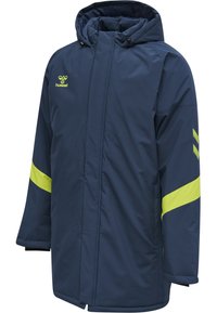 Marineblauwe winterjas met capuchon, neongele strepen op de mouwen en hummel-logo op de linkerborst.