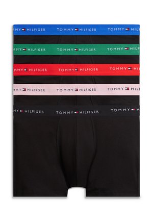 Cinco pares de bóxers negros Tommy Hilfiger apilados con cinturillas en colores azul, verde, rojo, rosa y negro que muestran el nombre de la marca.