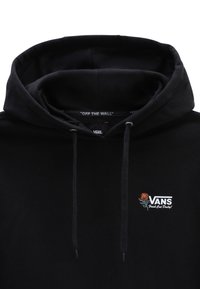 Sudadera con capucha negra con cordones, que presenta una pequeña rosa bordada y el logo "VANS". Tejido suave, diseño de pulóver y etiqueta del logo visible en el interior.