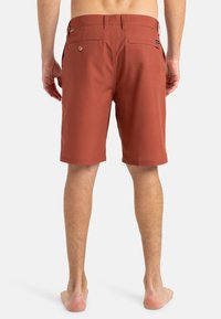 Herren Badeshorts in rostrot, aus leichtem Material, knielanger Schnitt, mit Gesäßtaschen, einem Knopf-Dekor und unifarbener Textur.