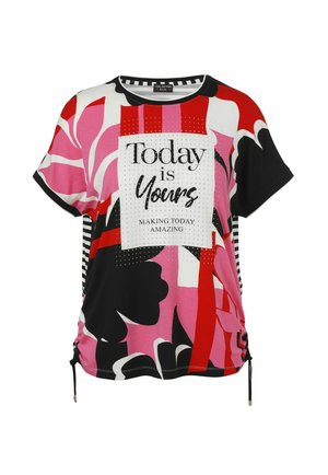 Kurzärmeliges Top mit mehrfarbigem Blumenmuster in Schwarz, Pink, Rot und Weiß, mit dem Schriftzug „Today is Yours, Making Today Amazing“ auf der Vorderseite.