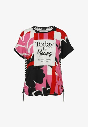 Top met korte mouwen en een meerkleurige bloemenprint in zwart, roze, rood en wit, met de tekst "Today is Yours, Making Today Amazing" op de voorkant.