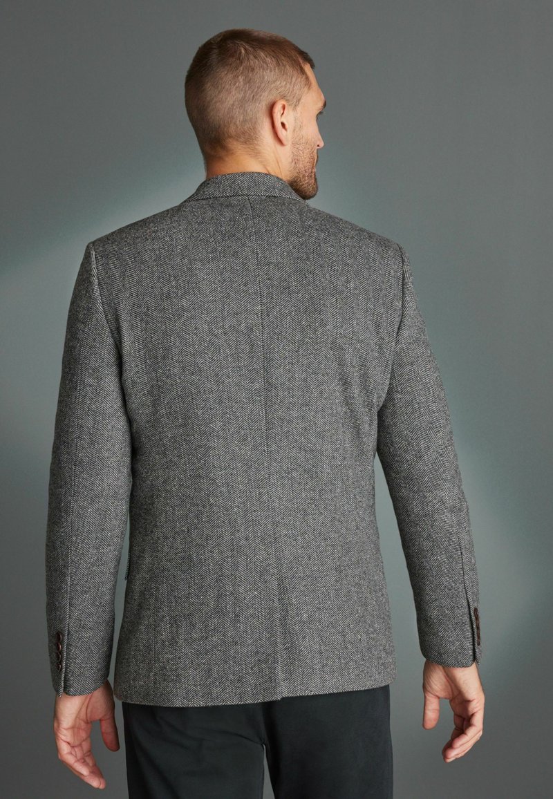 Grau gestreifter Blazer mit strukturiertem Design, mit Reverskragen und Knopfdetails an den Ärmeln. Die Rückansicht zeigt eine taillierte Passform.