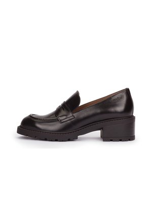 Mocasín negro de cuero con tacón grueso, punta redondeada y diseño sin cordones, mostrando perfil lateral sobre fondo blanco.