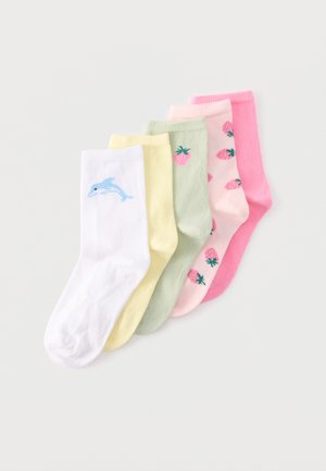 Cinq chaussettes de cheville colorées en ligne : blanche avec dauphin, jaune pâle, vert clair avec fraise, rose clair avec fraises et rose uni.