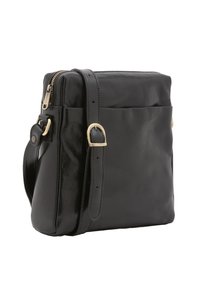 Borsa a tracolla nera in pelle con texture liscia, chiusura con zip e tracolla regolabile. Presenta una tasca anteriore e dettagli in hardware color oro.