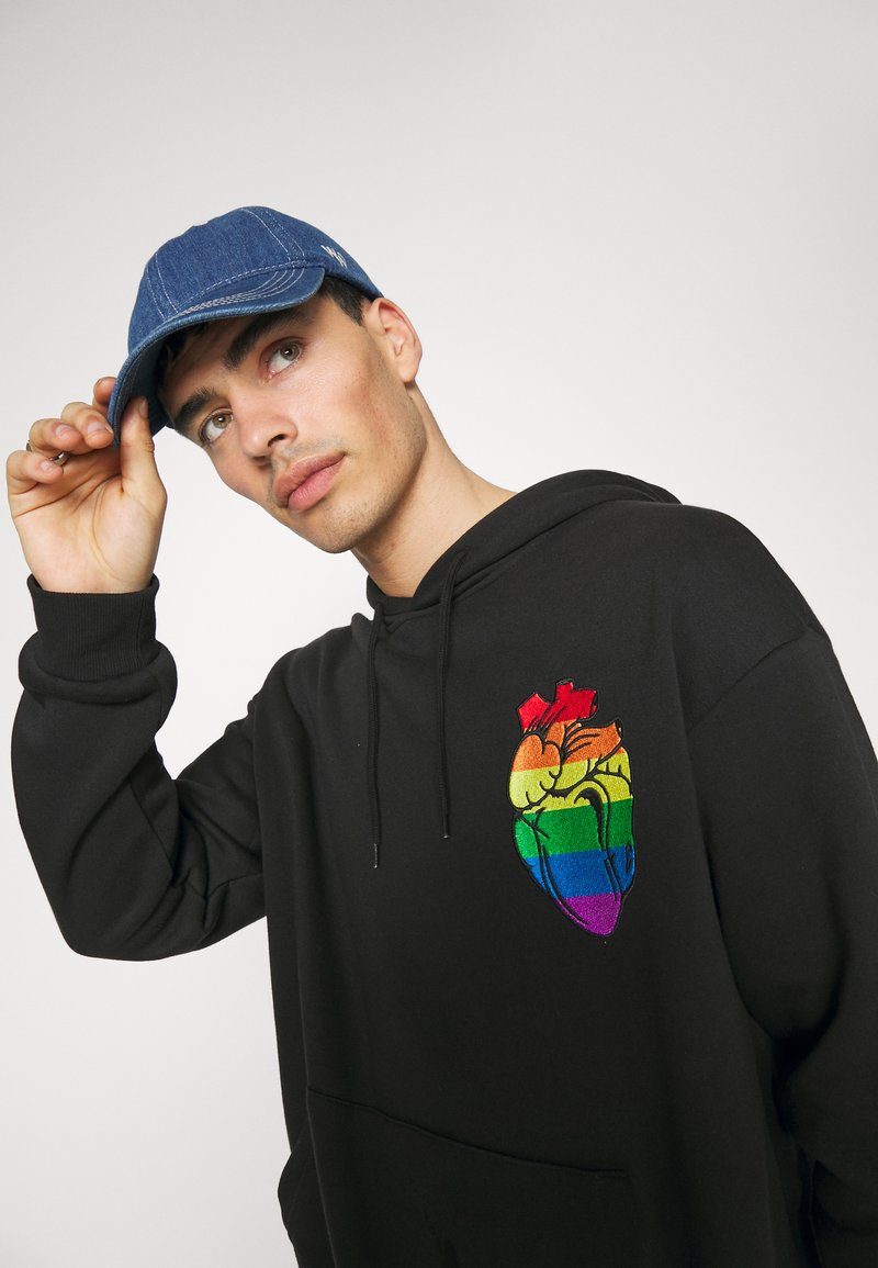 Damen Sweatshirts | YOURTURN RAINBOW HEART HOODIE PRIDE UNISEX Kapuzenpullover black/schwarz - AN65838 Damen Sweatshirts | YOURTURN RAINBOW HEART HOODIE PRIDE UNISEX Kapuzenpullover black/schwarz - AN65838