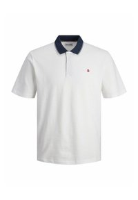 Polo bianco realizzato in tessuto texturizzato, con colletto e bordi blu navy e un piccolo logo rosso sul petto. Maniche corte, vestibilità standard.
