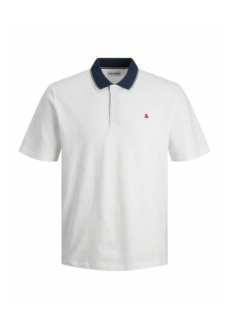 Polo bianco realizzato in tessuto texturizzato, con colletto e bordi blu navy e un piccolo logo rosso sul petto. Maniche corte, vestibilità standard.