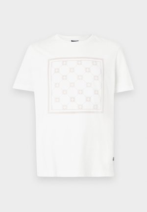 Hvitt bomulls-T-skjorte med et stort, lys rosa geometrisk mønster rammet inn av en tynn kant. Korte ermer og klassisk rund halsdesign.
