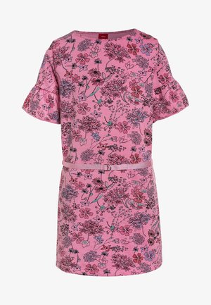 Roze korte mouw jurk met gerimpelde manchetten, dunne riem en een all-over multikleurig bloemmotief in rood, paars en groen.