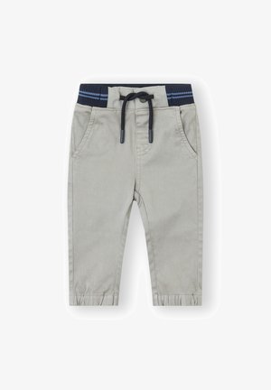 Pantalones de niño pequeños de color gris claro con cintura elástica en azul marino, cordón, bolsillos laterales y puños elásticos.