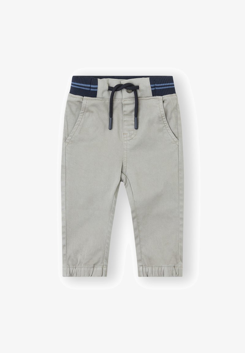 Pantalones de niño pequeños de color gris claro con cintura elástica en azul marino, cordón, bolsillos laterales y puños elásticos.