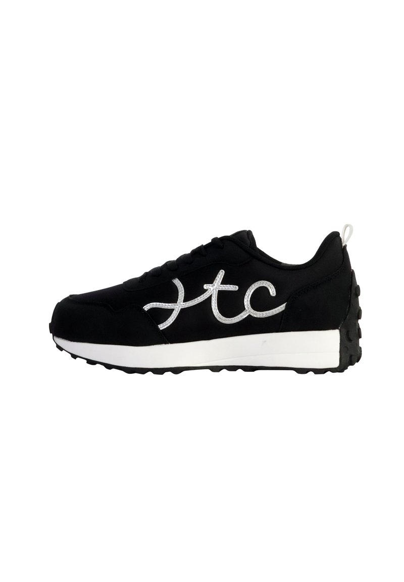 Sneaker nera con tomaia in camoscio, logo argento contornato sul lato e suola intermedia bianca; presenta una suola in gomma nera testurizzata.