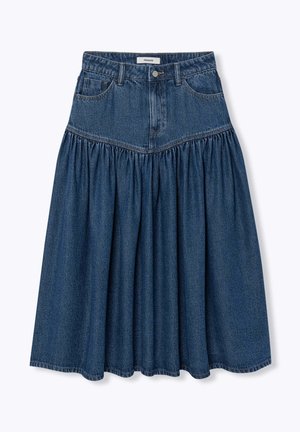 Jupe en denim bleu mi-longue avec détail froncé sous le yoke, fermeture avant par boutons et zip, et passants pour ceinture.