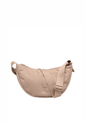 Beige, halbmondförmige Umhängetasche mit verstellbarem, breitem Stoffriemen und Reißverschluss, mit dezembler Markenprägung auf der Vorderseite.