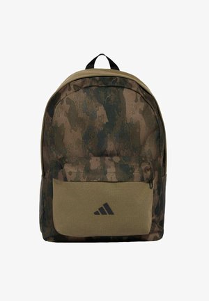Plecak w kamuflażowy wzór z oliwkową przednią kieszenią i czarnym logo Adidas, wyposażony w górny uchwyt i przednią kieszeń na zamek.