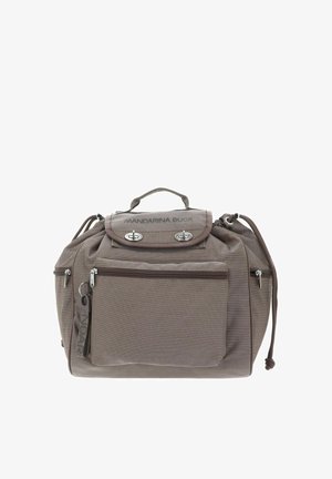 Borsa marrone in nylon dalla forma rettangolare, dotata di compartimento principale con cerniera, tasca frontale e due dettagli in metallo.