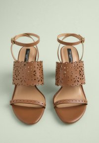 Unselected, tan brown