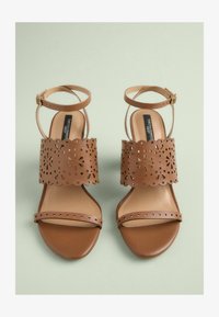 Kijelölve, tan brown