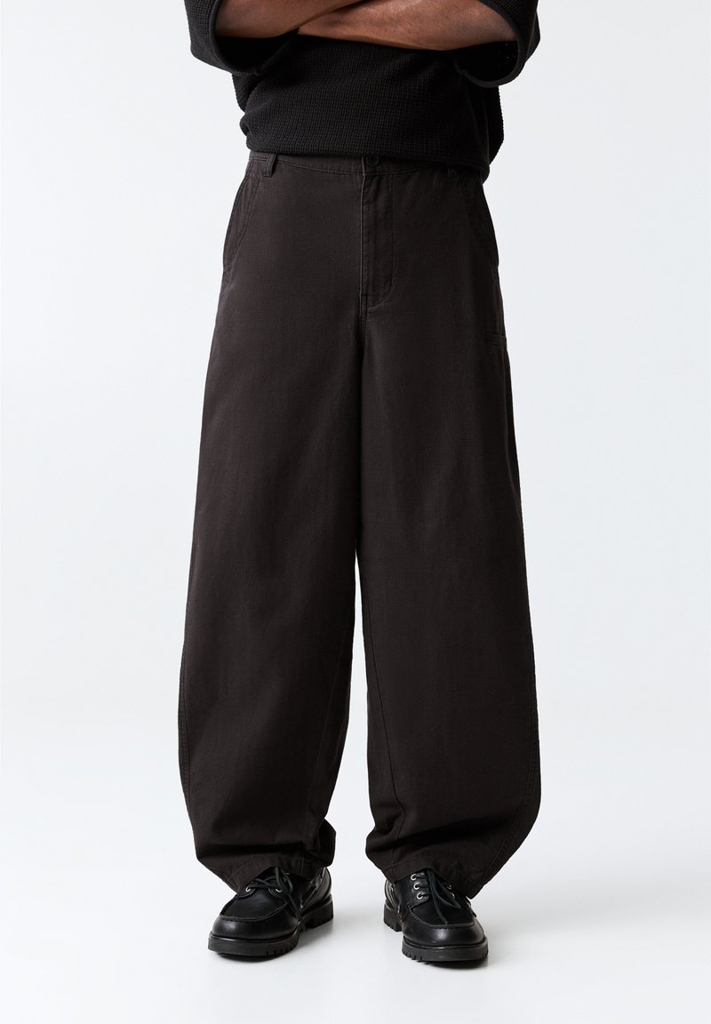 PULL&BEAR - WIDE BALLOON FIT - Stoffhose - black, Vergrößern