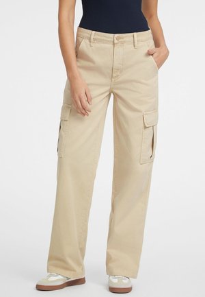 Pantaloni cargo beige in cotone, con gambe larghe, doppie tasche laterali e chiusura frontale con bottone e zip.