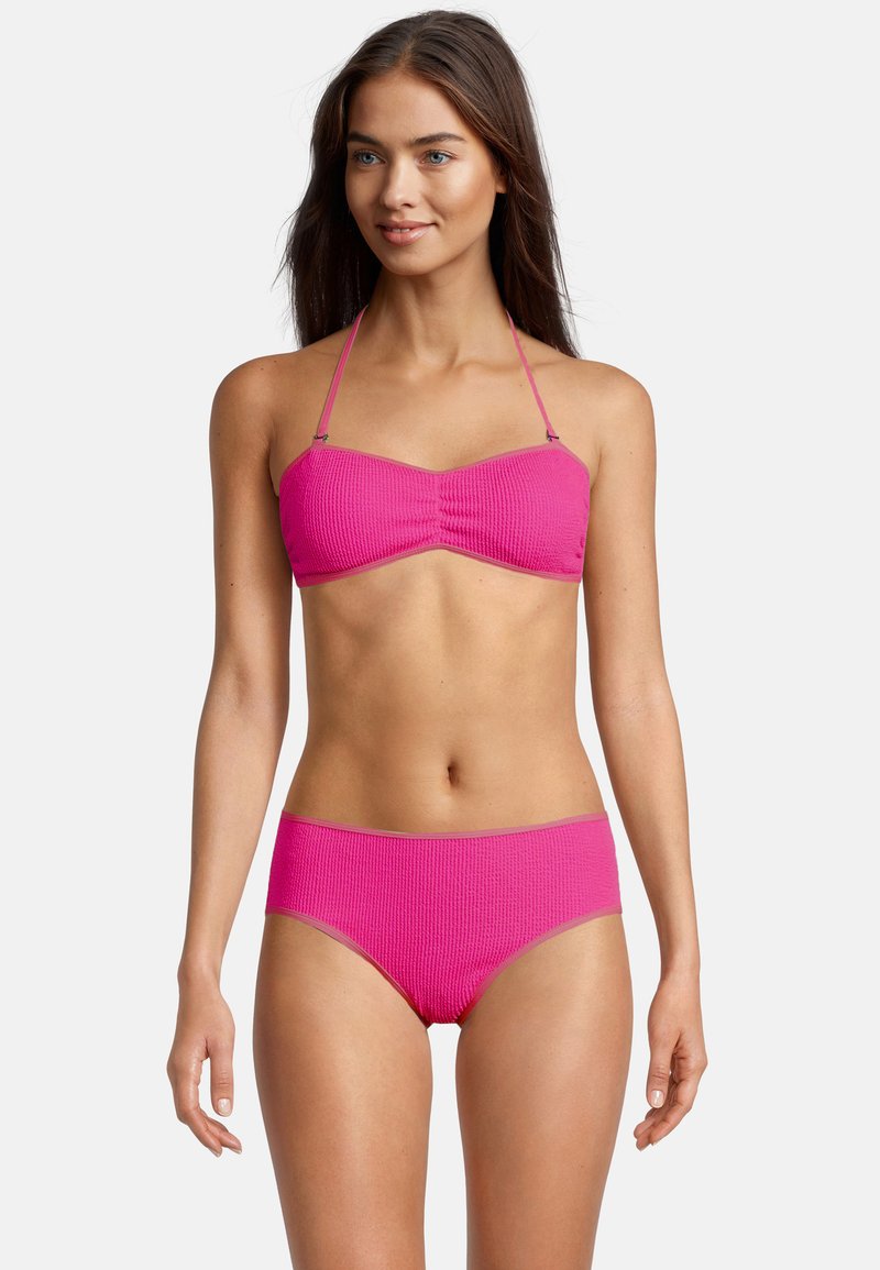Bikini rose vif côtelé avec un haut bandeau à bretelles réglables et un bas taille haute assorti. Texture lisse, matériel minimal.