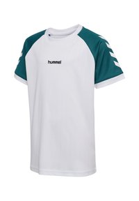 Hvid atletisk skjorte med grønne ærmer, der har rund halsudskæring, vertikal ribbet tekstur og sort "hummel" logo på fronten.