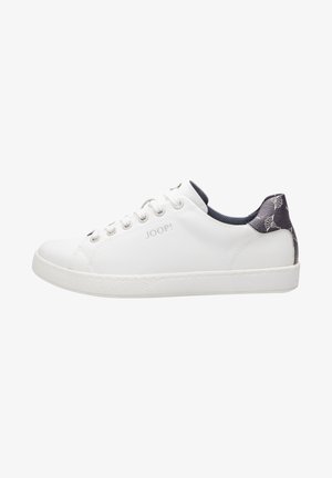 Baskets basses blanches avec lacets, languette de talon noire à motifs et logo "JOOP!" sur le côté, isolées sur fond blanc.