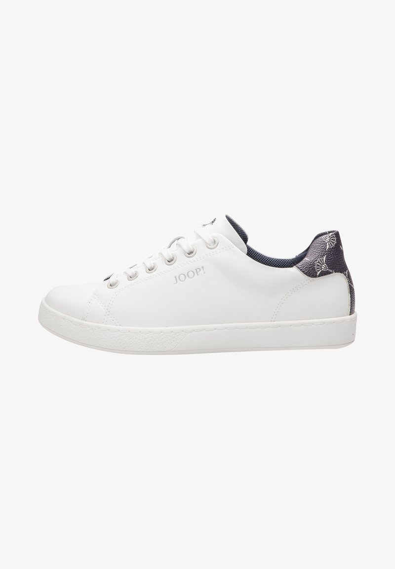Baskets basses blanches avec lacets, languette de talon noire à motifs et logo "JOOP!" sur le côté, isolées sur fond blanc.