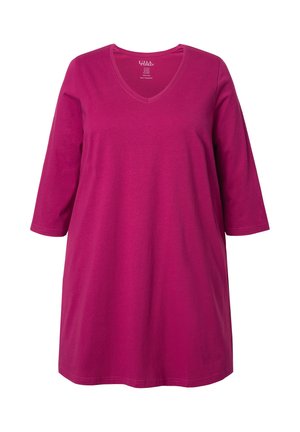 Vestido de algodón fucsia con escote en V y mangas de tres cuartos. Textura suave, corte relajado y dobladillo recto sin herrajes adicionales.