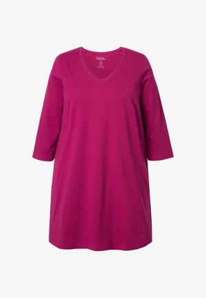 Sukienka z dekoltem w serek, z rękawem 3/4 w intensywnym odcieniu fuksji z bawełny. Miękka tekstura, luźny krój i prosty dół bez dodatkowych elementów metalowych.