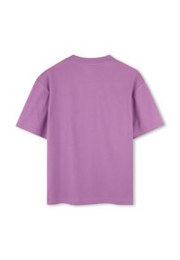 T-shirt a maniche corte realizzato in cotone viola con una consistenza morbida. Presenta un classico colletto rotondo e dettagli di cucitura arancione sulle spalle.