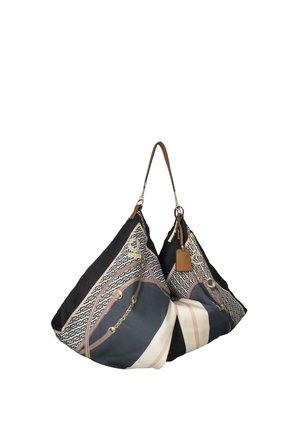 Grande borsa hobo in tessuto nero e beige con stampa geometrica e a catena, tracolla in pelle marrone e targhetta rettangolare in pelle applicata.