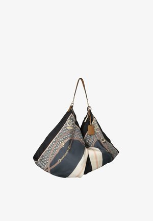 Grand sac hobo en tissu noir et beige avec imprimé géométrique et chaîne, bandoulière en cuir marron, et étiquette rectangulaire en cuir attachée.