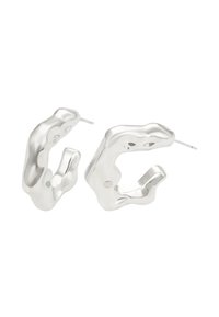 Zilveren abstracte HOEP earrings met een vloeiende vorm, gekenmerkt door een gepolijste afwerking, onregelmatige vorm en kleine uitsnijdingen.