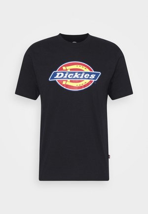 Fekete pamut póló, amelyen elől egy kiemelkedő kék és piros "Dickies" logó található. Rövid ujjú és klasszikus kerek nyakú kivitel.