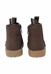 Stivali alla caviglia marroni realizzati in materiale morbido con una finitura liscia, dotati di una zip laterale e una suola in gomma marrone chiaro.