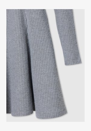 Abito grigio a coste con maniche lunghe, caratterizzato da un orlo a campana e una superficie morbida e testurizzata. Messo in risalto da righe verticali.