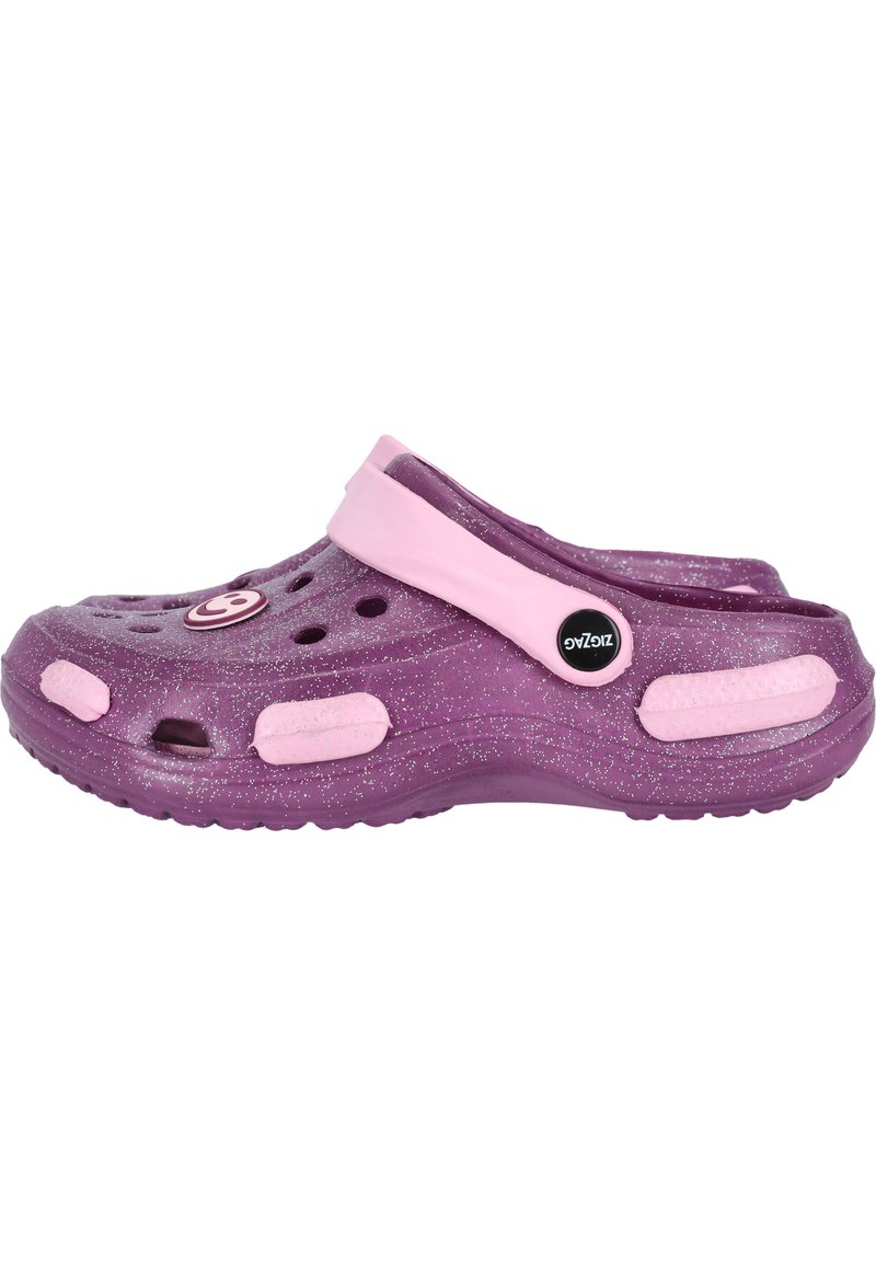 Lila Clogs mit pinken Akzenten und glänzender Oberfläche. Verfügt über Belüftungsöffnungen und einen Hinterriemen für sicheren Halt. Strukturierte Sohle für besseren Grip.