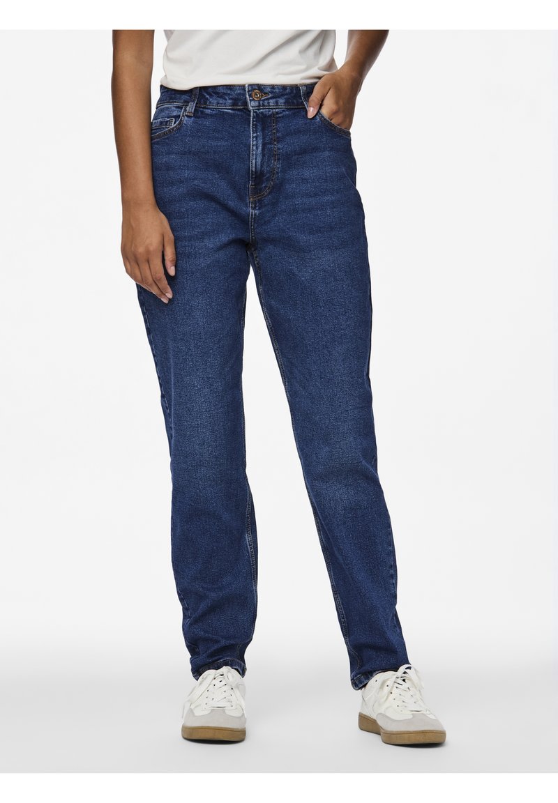 Dark blue denim jeans with a straight fit, high waist, five pockets, and light stitching detail. Paired with white sneakers.