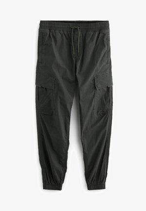 Dunkelgraue Cargohose mit elastischem Bund und Bündchen, vorderem Kordelzug, seitlichen Klappentaschen und vorderen Schlitzentaschen, flach auf weißem Hintergrund dargestellt.