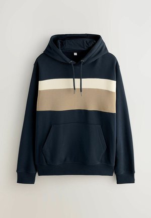 Marineblauer Kapuzenpullover mit creme- und beigen horizontalen Streifen, einer vorderen Kängurutasche und verstellbaren Kordeln. Weicher Stoff.