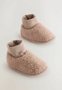 Botines rosas, suaves y esponjosos con una suela acolchada y flexible y un ribete de tobillo liso en marrón claro que contrasta. Adecuados para uso en interiores.