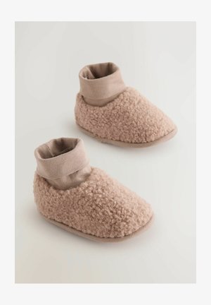 Scarpine rosa, morbide e soffici con una suola imbottita e flessibile e un polsino alla caviglia liscio di un marrone chiaro a contrasto. Adatte per uso interno.