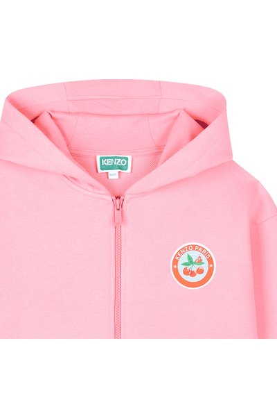 Roze zip-up hoodie met een capuchon, voorzien van een cirkelvormige kersenafbeelding en de tekst "KENZO PARIS" in levendig oranje op de linkerkant van de borst.