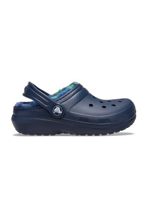 Marineblauwe klomp gemaakt van lichtgewicht materiaal met een fuzzy, veelkleurige voering, ventilatiegaten en een achterband voor een veilige pasvorm.