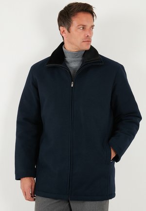 Cappotto blu navy con zip frontale, colletto morbido nero e due tasche laterali. Realizzato in un tessuto liscio con una vestibilità rilassata e maniche lunghe.