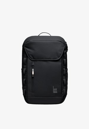 Sac à dos noir fabriqué à partir de matériau durable, avec une poche zippée à l'avant, une poignée supérieure, des sangles latérales et un logo détaillé sur le bas à l'avant.