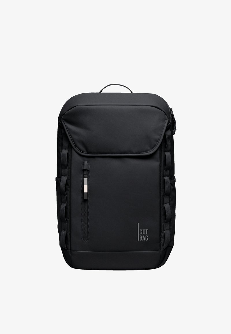 Černý batoh vyrobený z odolného materiálu s přední kapsou na zip, horním poutkem, bočními popruhy a logem na spodní přední části.